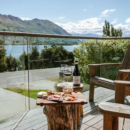 Lakeside Road - Sleeps 8 - Lake Views - Lake Front