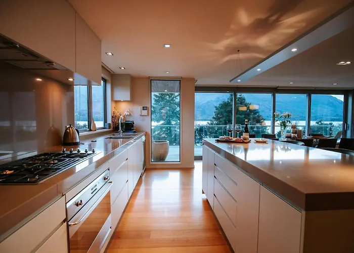 Lakeside Road - Sleeps 8 - Views - Front Holiday home *