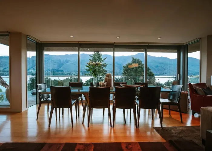 Lakeside Road - Sleeps 8 - Views - Front Wanaka