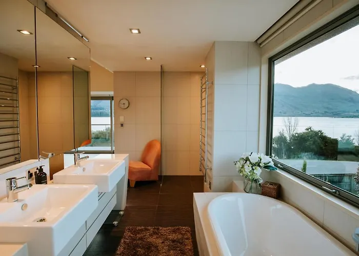 Holiday home Lakeside Road - Sleeps 8 - Views - Front Wanaka