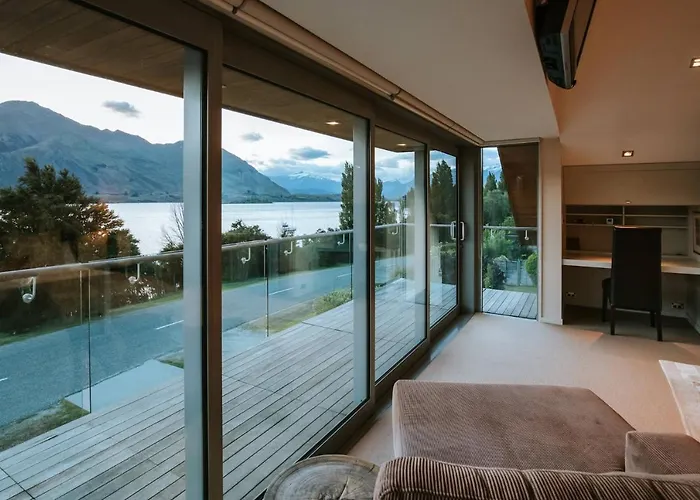 Lakeside Road - Sleeps 8 - Views - Front Holiday home Wanaka