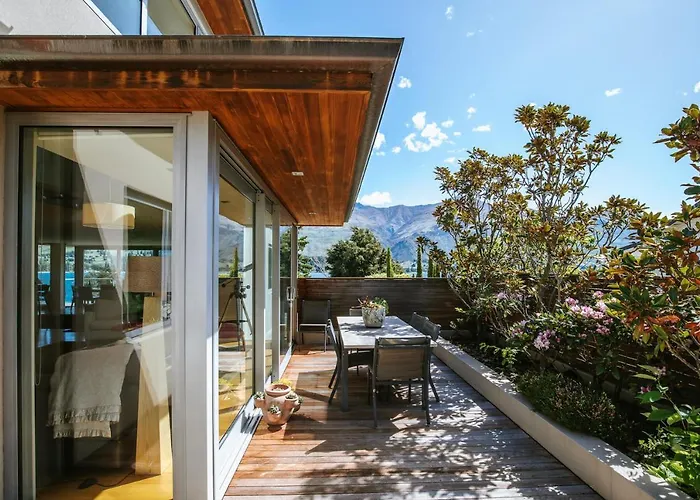 Lakeside Road - Sleeps 8 - Views - Front Holiday home