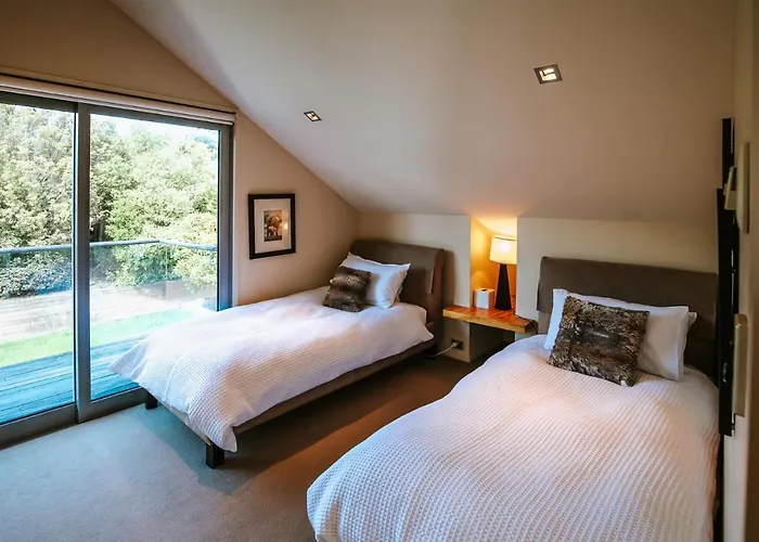 Lakeside Road - Sleeps 8 - Views - Front Wanaka