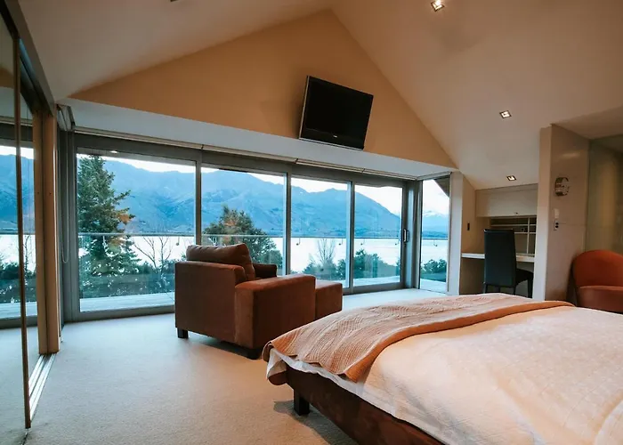 Lakeside Road - Sleeps 8 - Views - Front Wanaka