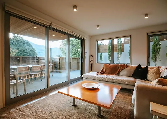 Lakeside Road - Sleeps 8 - Views - Front * Wanaka