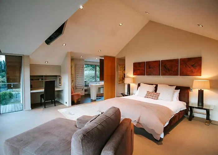 Holiday home Lakeside Road - Sleeps 8 - Views - Front Wanaka