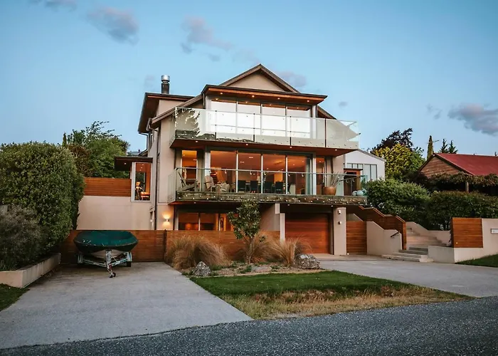 Lakeside Road - Sleeps 8 - Views - Front Holiday home
